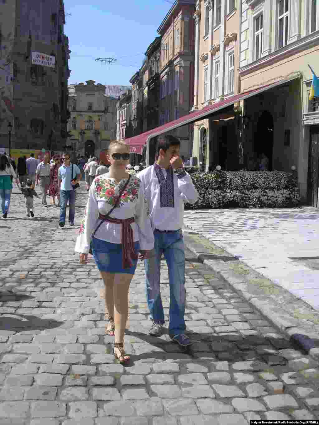 Молодь у вишиванках.