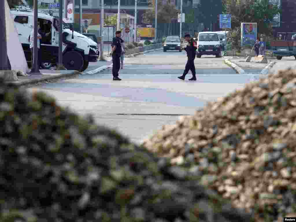Policajci EULEX-a pored barikada na mostu koji deli Mitrovicu na većinski srpski i većinski albanski deo, 15. septembar 2011, Foto: REUTERS/Marko Đurica
