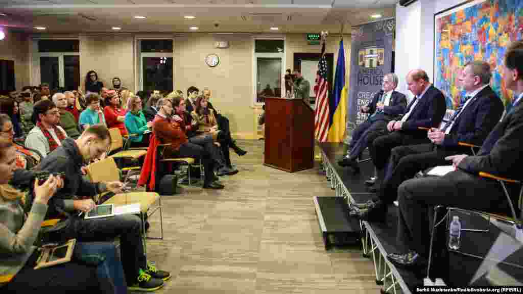 Встреча с тремя бывшими политзаключенными, лидерами крымскотатарского национального движения Мустафой Джемилевым, Ахтемом Чийгозом и Ильми Умеровым в культурном центре «Американский дом»