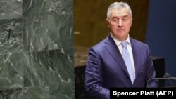 "Nema mjesta za nepostupanje i indiferentnost prema sistematskom manipulisanju informacijama i dezinformisanju o zločinu i onima koji ga u ovom trenutku trpe", napisao je crnogorski predsjednik Milo Đukanović na Tviteru.