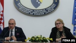 Hrvatski ministar vanjskih i europskih poslova Gordan Grlić Radman tokom sastanka s ministricom vanjskih poslova BiH Biserom Turković, 14. april, 2021.