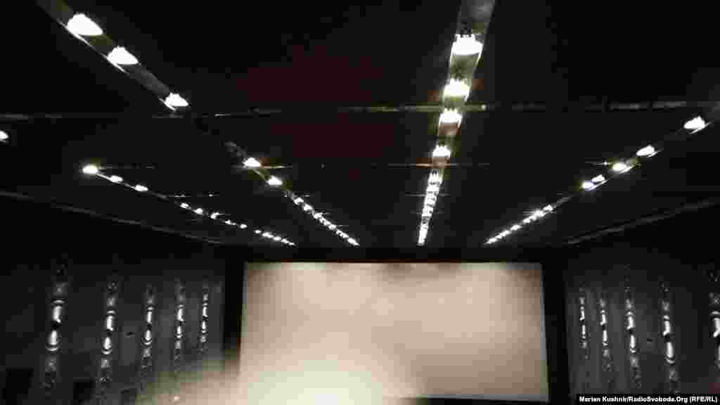 Відновлена стеля кінотеатру «Жовтень».