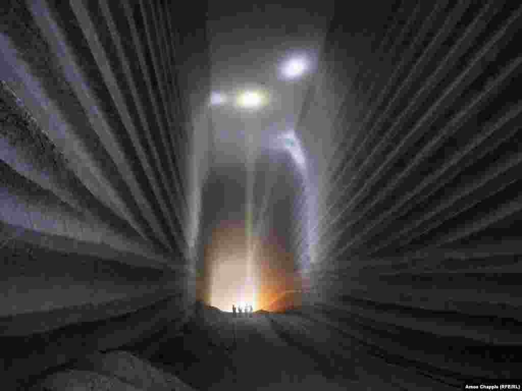 გამოქვაბული, რომელიც ათასობით ტონა ქვამარილის მოპოვების შედეგად წარმოიქმნა. გეოლოგები, რომლებიც აქ მუშაობენ, ამბობენ, რომ 1881 წლიდან მარილის საბადოს 5 პროცენტიც კი არ არის ათვისებული.