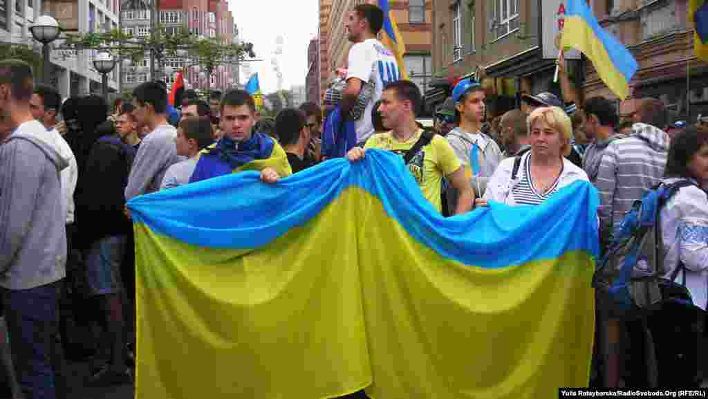 У Дніпропетровську тисячі людей взяли участь у «марші у вишиванках», 4 травня 2014 року