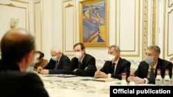 Co-președinții SUA și Franței ai Grupului de la Minsk al OSCE și alți diplomați se întâlnesc cu prim-ministrul armean Nikol Pașinian la Erevan în decembrie 2020.