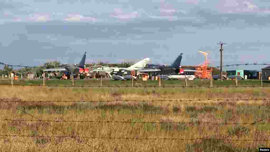 Reuters navodi da je bivši civilni aerodrom Belbek sada pretvoren u vojni. Postoje još dva bivša vojna aerodroma koja su napuštena nakon raspada Sovjetskog Saveza. Jedan od njih nalazi se u naselju Novofedorivka u Sevastopolju.