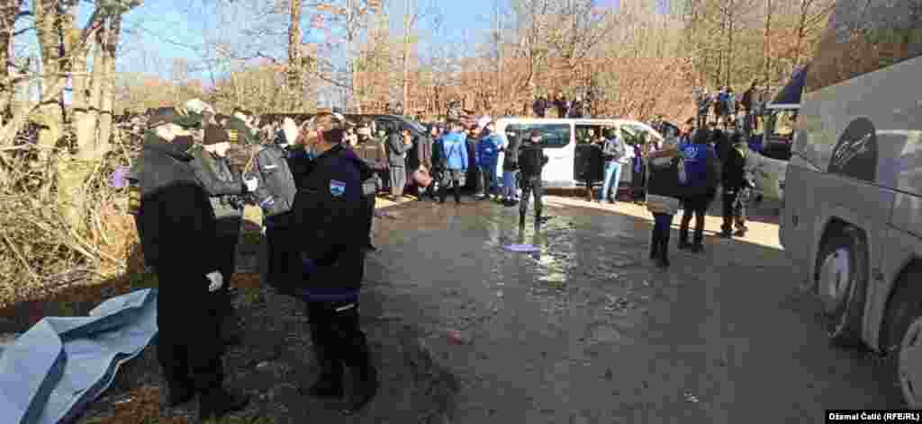 Preipreme za ukrcavanje u autobuse u kampu "Lipa", nakon apela međunarodne javnosti da zvaničnici u BiH učine nešto na rešavanju ove humanitarne krize. 