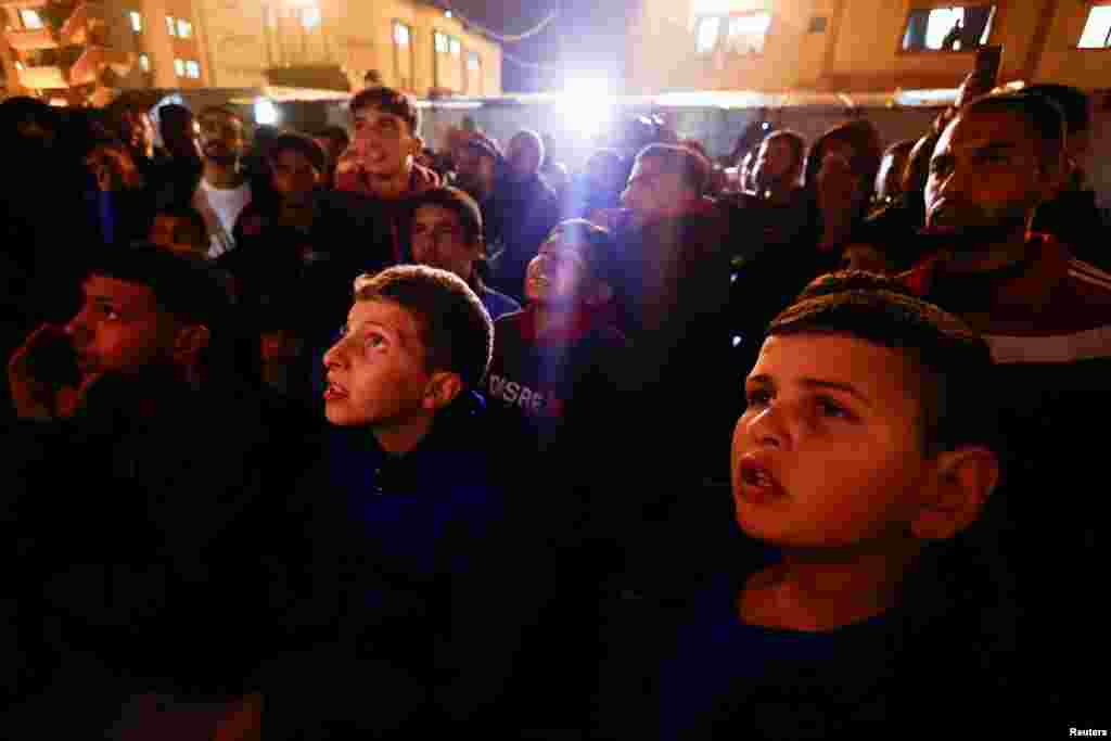 Palestinci reagiraju dok čekaju vijesti o sporazumu o prekidu vatre s Izraelom, u Kan-Junisu, u južnom Pojasu Gaze. 