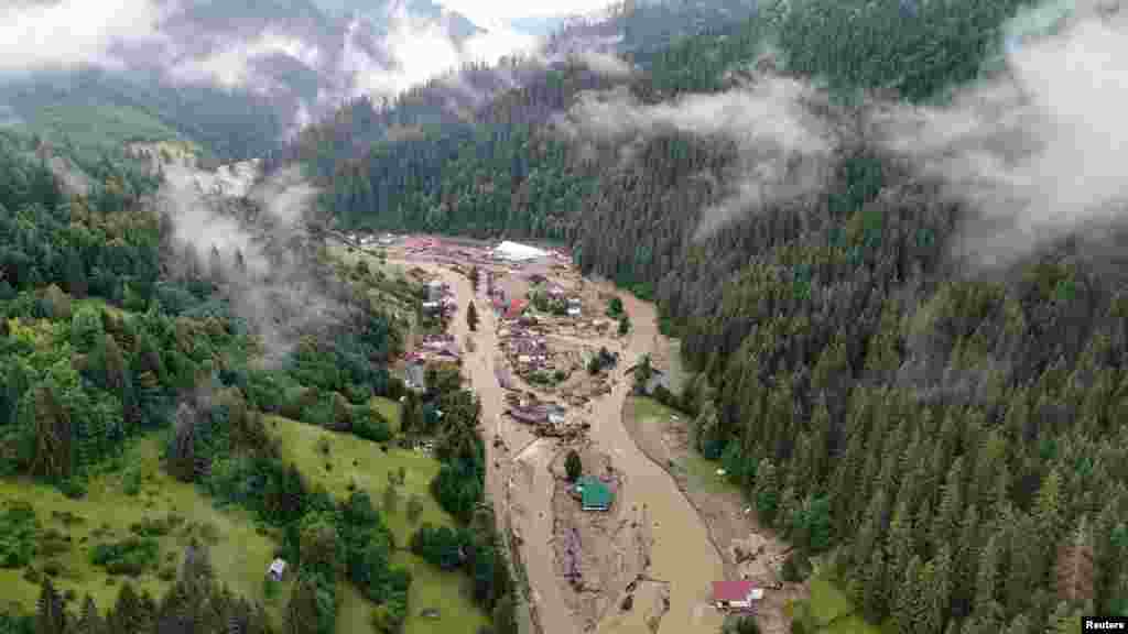 Snimak dronom prikazuje područje oštećeno poplavom u rumunskom okrugu Suceava.