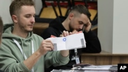 Članovi izborne komisije prebrojavaju glasačke listiće tokom parlamentarnih izbora u Prištini, Kosovo, 9. februar 2025.