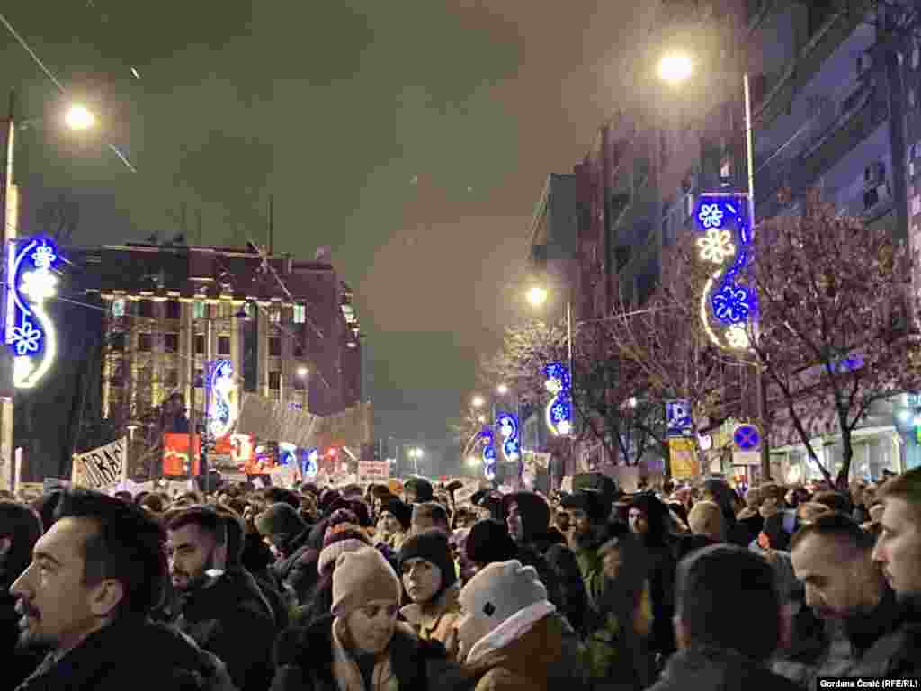 Studenti kažu da su pred RTS-om jer ne izveštava o blokadama fakulteta. „Želimo da ljudi u ovoj zemlji budu informisani. Ako ne živite u Beogradu veoma je teško da znate šta se događa“, navela je jedna od učesnica protesta.