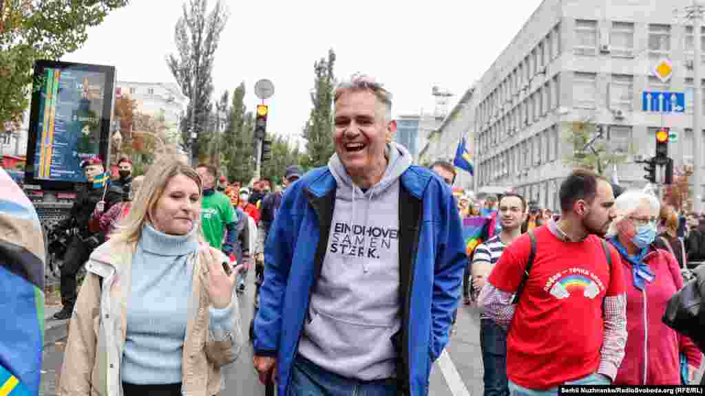 Свою поддержку выразил посол Нидерландов в Украине Йоханнес де Мол: «Украина – молодец как страна, ведь делает хорошие шаги вперед. Как посольство мы также участвуем в прайдах в Харькове и Одессе»