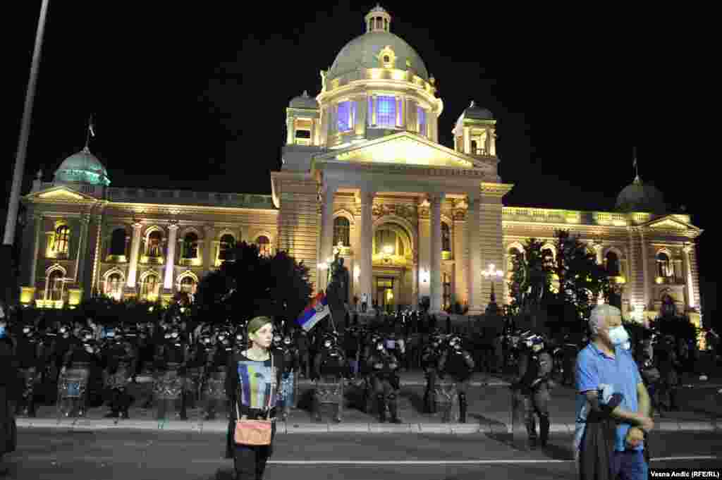 Policija osigurava prostor ispred Skupštine nakon završetka protesta