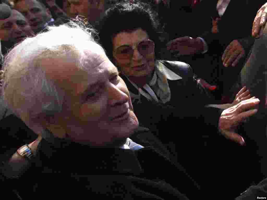 Fikret Abdić sa suprugom neposredno nakon izlaska iz zatvora, Pula, 09.03.2012. Foto: Reuters / Dado Ruvić