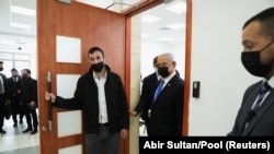 Izraelski premijer Benjamin Netanjahu napušta sudnicu nakon ročišta na suđenju za korupciju, april 2021.