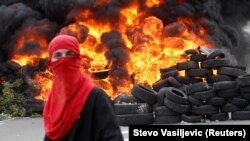 Demonstrant ispred barikade zapaljene na protestu protiv ustoličenja mitropolita Joanikija na Cetinju, Crna Gora, 5. septembar 2021.