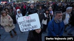 Detalj sa protesta u Beogradu održanom 10. aprila 2025. zbog proterivanja desetina stranih državljana iz Srbije. 