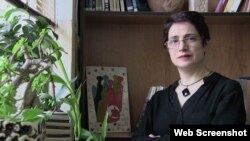 Іранська правозахисниця Насрін Сотудех протестує проти тиску влади на родичів та друзів, а також проти відсутності реакції іранських посадовців на її звернення