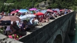 U Drinu spuštene ruže za 3.000 ubijenih Bošnjaka U Drinu spuštene ruže za 3.000 ubijenih Bošnjaka