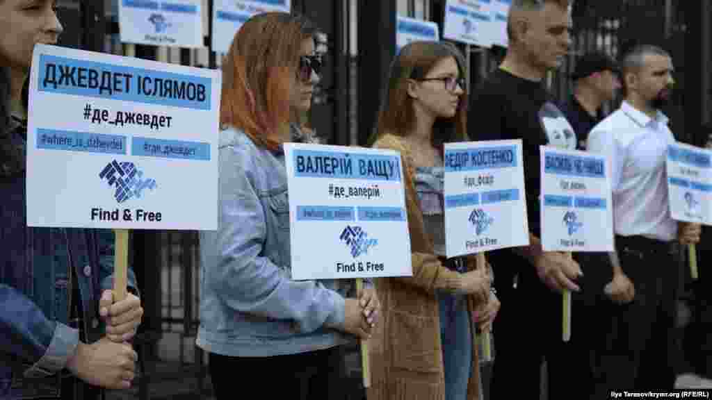 Учасники акції з метою нагадати про жертв насильницьких зникнень в окупованому Росією Криму «Календарь закроет этот лист… на 15 персон» у межах кампанії FIND&FREE біля посольства Росії, Київ, 25 липня 2019 року