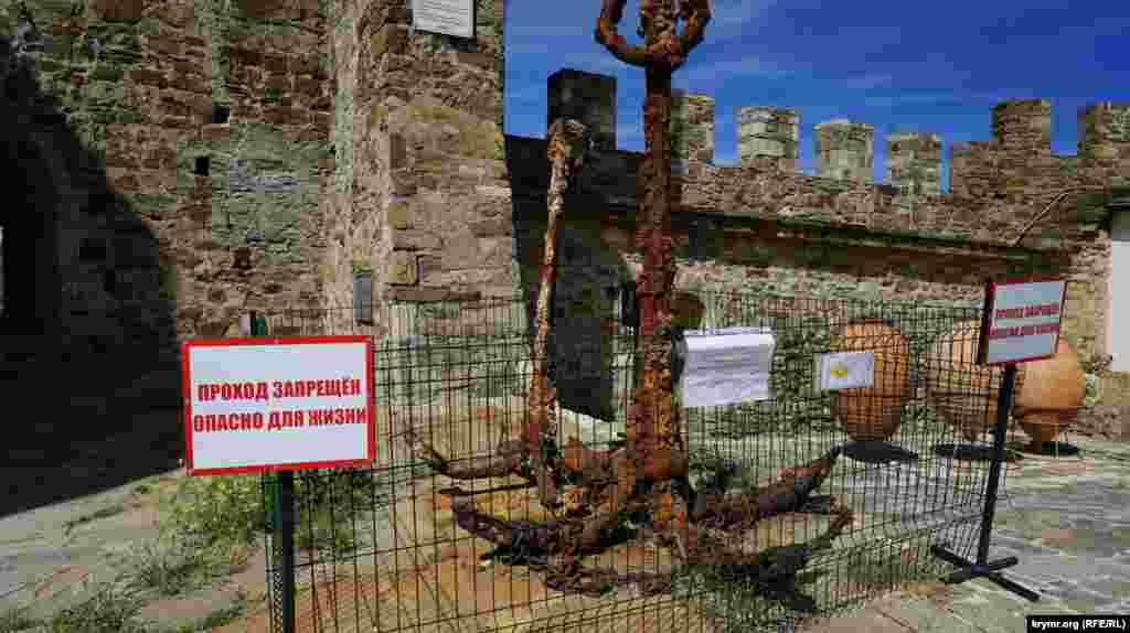 Сложно понять – опасно подходить к этому ржавому якорю или только к крепостной стене