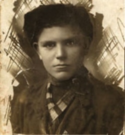 Ось таким, зовсім юним, був Гриша Василенко в епізоді з підбитою пташкою