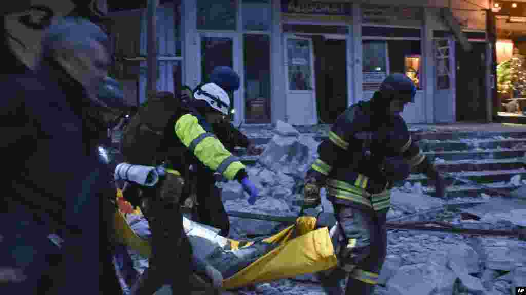 Spasioci nose ranjenog civila nakon što je ruski projektil pogodio privatnu medicinsku kliniku u Zaporožju u Ukrajini. 