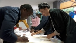 Modni kutak migrantskog kampa u Sarajevu Modni kutak migrantskog kampa u Sarajevu