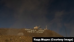 Бульдозер, снявший первый ковш на месторождении "Мир". Фото: Марина Сычева