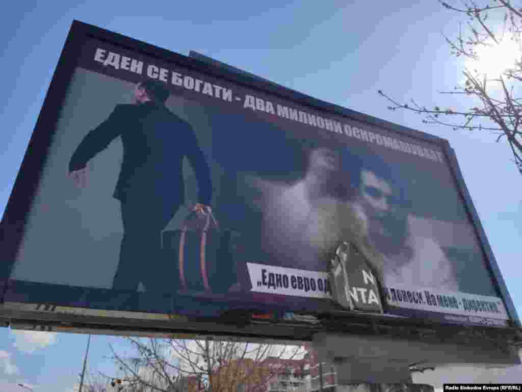 "Jedan se bogati – dva miliona siromaših" – Zoran Zaev sa torbom marke Luj Viton, aluzija njegovih političkih protivnika kojom ukazuju na navodnu vezu bivšeg premijera sa aferom "Reket". Bilbord u Skoplju.