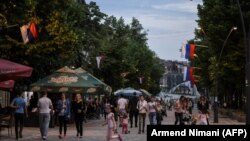 Viznom liberalizacijom nisu obuhvaćeni pasoši Koordinacione uprave, koje ima većina Srba na severu Kosova (Mitrovica, maj 2018)