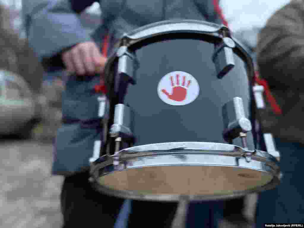 Detalj sa protesta u Subotici, gde su građani šetajući iz naselja Radijalac do centra grada pozivali ljude da im se pridruže i uzvikivali – "Izlazite napolje!".