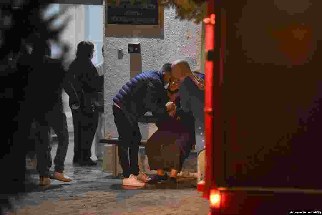 Ljudi se okupljaju ispred COVID bolnice nakon što je izbio požar u Tetovu, 8. septembra 2021. 