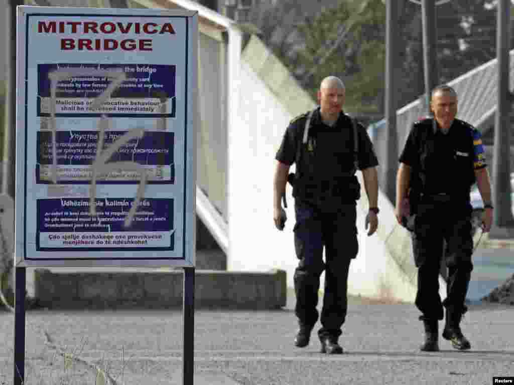 Policajci EULEX-a na mostu u Mitrovici koji deli grad na većinski srpski i većinski albanski deo, 15. septembar 2011, Foto: REUTERS/Marko Đurica