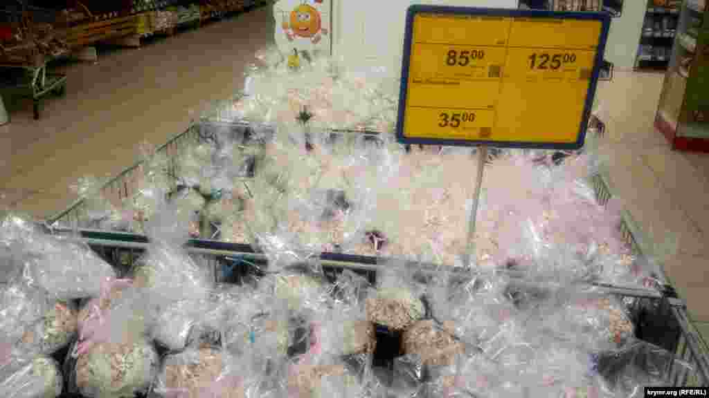 Крамниці почали торгувати пасками. Стихійну великодню торгівлю російська влада півострова припиняє