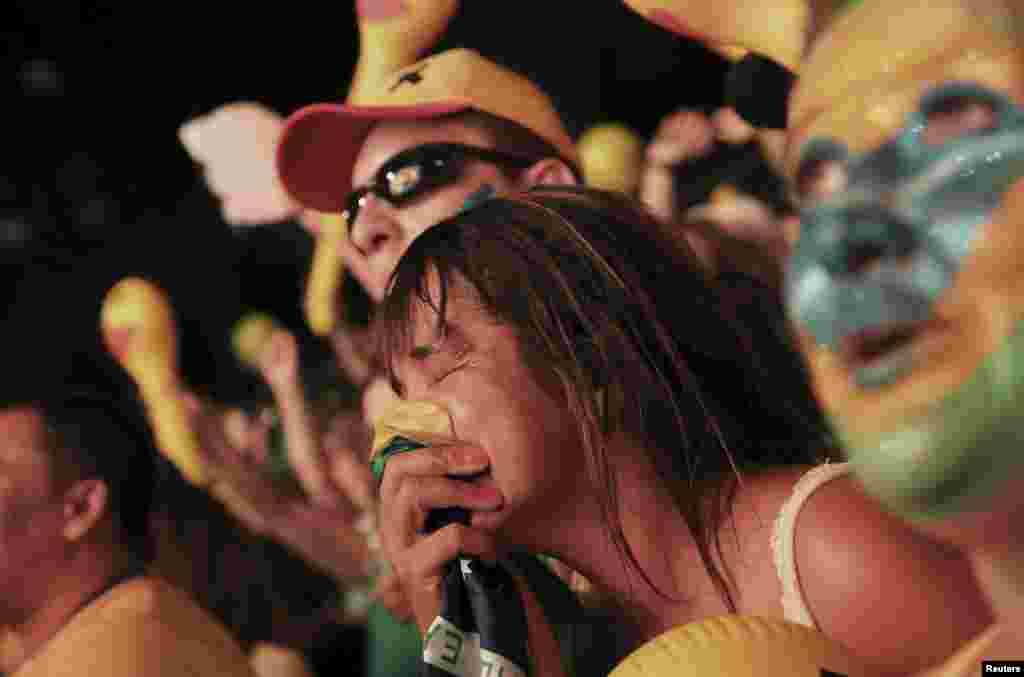 На фото – демонстранты радуются решению нижней палаты парламента Бразилии. Сан-Паулу