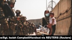 Marinci ispraćaju Afganistanku tokom evakuacije na aerodromu 18. avgust