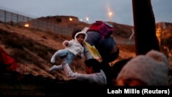 Migranti iz Hondurasa pokušavaju da pređu američku granicu