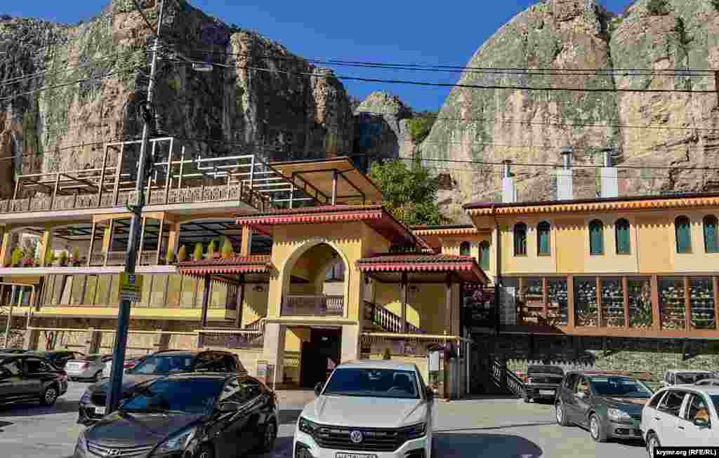 Туристов и просто потенциальных покупателей на территории туристического комплекса «Ашлама-сарай» не видно