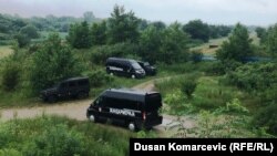 Pripadnici žandarmerije i policije istražuju rejon Bele Crkve.