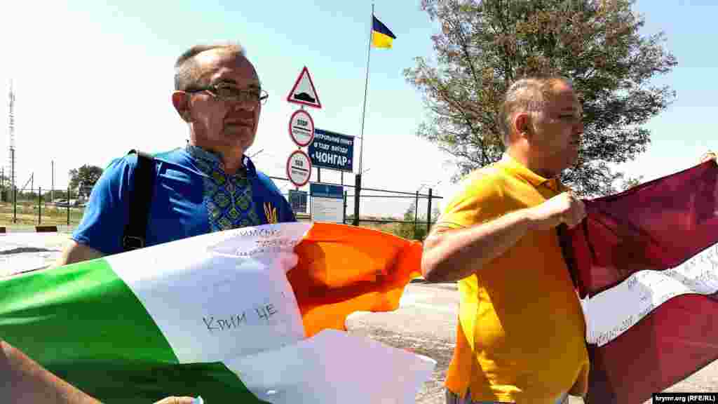 «С начала года флаги успели побывать в двадцати странах. В дальнейшем акция продолжится. В Украине идет война, и украинцы, которые живут за границей, напоминают миру, что война не закончилась, что украинцы борются не только за свою страну, но и за всю свободную Европу», – сообщил Крым.Реалии инициатор акции, глава Ассоциации украинцев Ирландии Николай Круцик