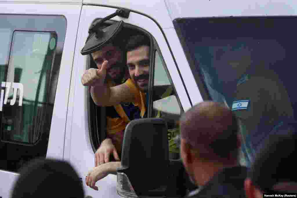 Među taocima bio je i brat Ziv Bermana, Gali. Primirje i razmena talaca i zatvorenika usledili su nakon dve godine rata koji je evoluirao u regionalni sukob, uvlačeći zemlje poput Irana, Jemena i Libana, dok je istovremeno produbljivao međunarodnu izolaciju Izraela i preoblikovao Bliski istok.