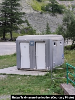 ტუალეტი ენგურჰესის ატრაქციაზე