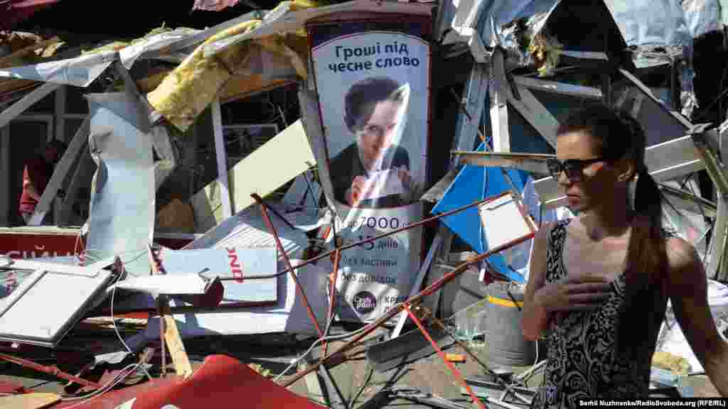 Біля станції столичного метро «Святошин» зранку 24 червня почали зносити МАФи. Представники КМДА стверджують, що кіоски стоять незаконно, і список на демонтаж є на сайті КМДА