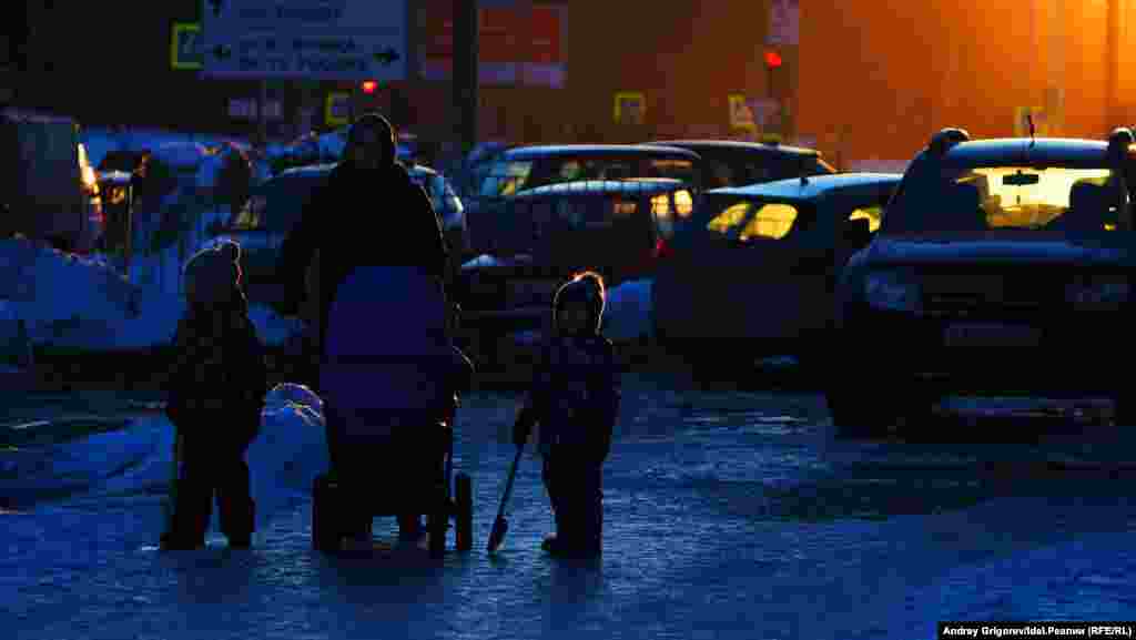 Тот же участок. Тротуар расширяется и превращается в большой ледяной каток. 