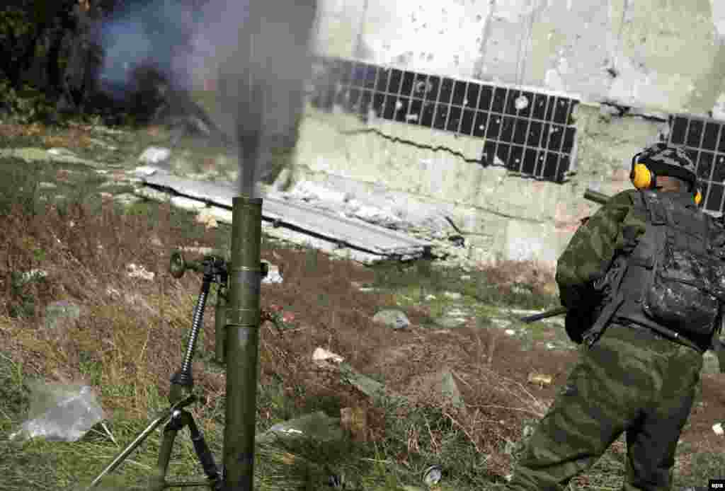 Проросійські бойовики ведуть мінометний вогонь по аеропорту в Донецьку, 9 жовтня 2014 року