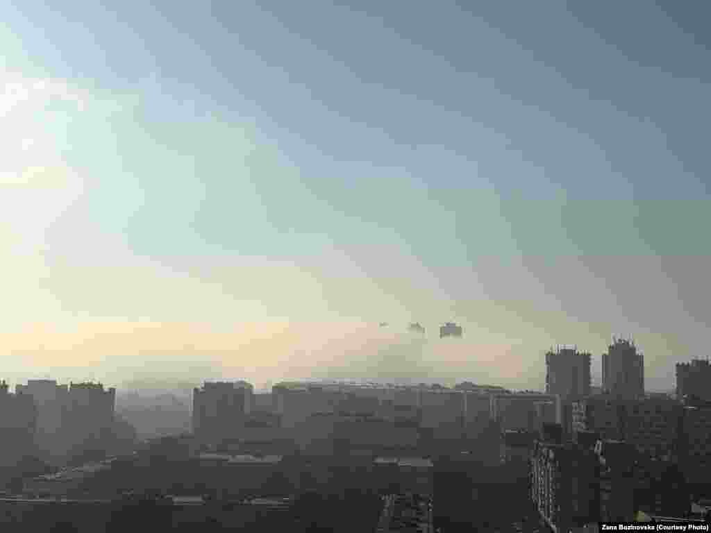 На панорамските снимки се гледа дека речиси половина од градот утрово бил покриен со чад, смог и магла, а мирисот на тлеење и на изгорено веќе неколку дена се чувствува дури до Ѓорче Петров.