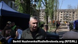 კიევის მერი ვიტალი კლიჩკო რუსეთის მასირებული შეტევის შედეგად დაზარალებულ სვიატოშინსკის რაიონში. 2025 წლის 24 აპრილი 