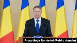 Klaus Iohannis este primul președinte al României care demisionează. Demisia vine în afara mandatului de 5 ani, după ce Curtea Constituțională i-a cerut să rămână în funcție ca urmare a anulării alegerilor prezidențiale din noiembrie/decembrie 2024.