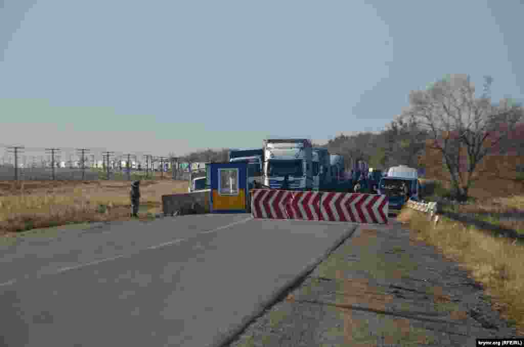 Через кордон не можна провозити рублі сумою більш ніж 10 тисяч в гривневому еквіваленті.